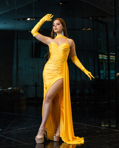 VESTIDO AMARILLO LICRA CON CUELLO Y GUANTES