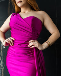 VESTIDO UN HOMBRO LICRA MAGENTA