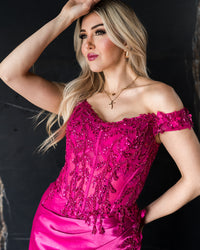 VESTIDO FUCSIA CORSET CON GIPIUR Y PEDRERIA MANGAS CAIDAS