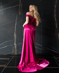 VESTIDO FUCSIA CORSET CON GIPIUR Y PEDRERIA MANGAS CAIDAS